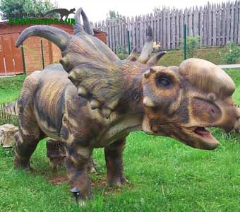 Полноразмерная статуя динозавра